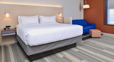 Holiday Inn Express & Suites Farmington Hills Detroit