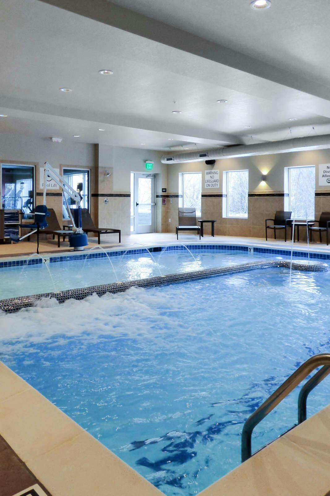 Hotel Holiday Inn Express & Suites Plymouth - Ann Arbor Area photo 1