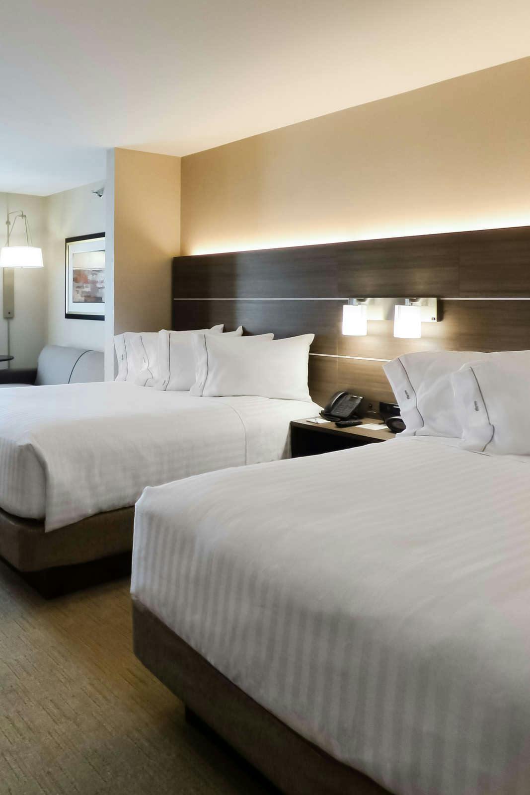 Hotel Holiday Inn Express & Suites Plymouth - Ann Arbor Area photo 4