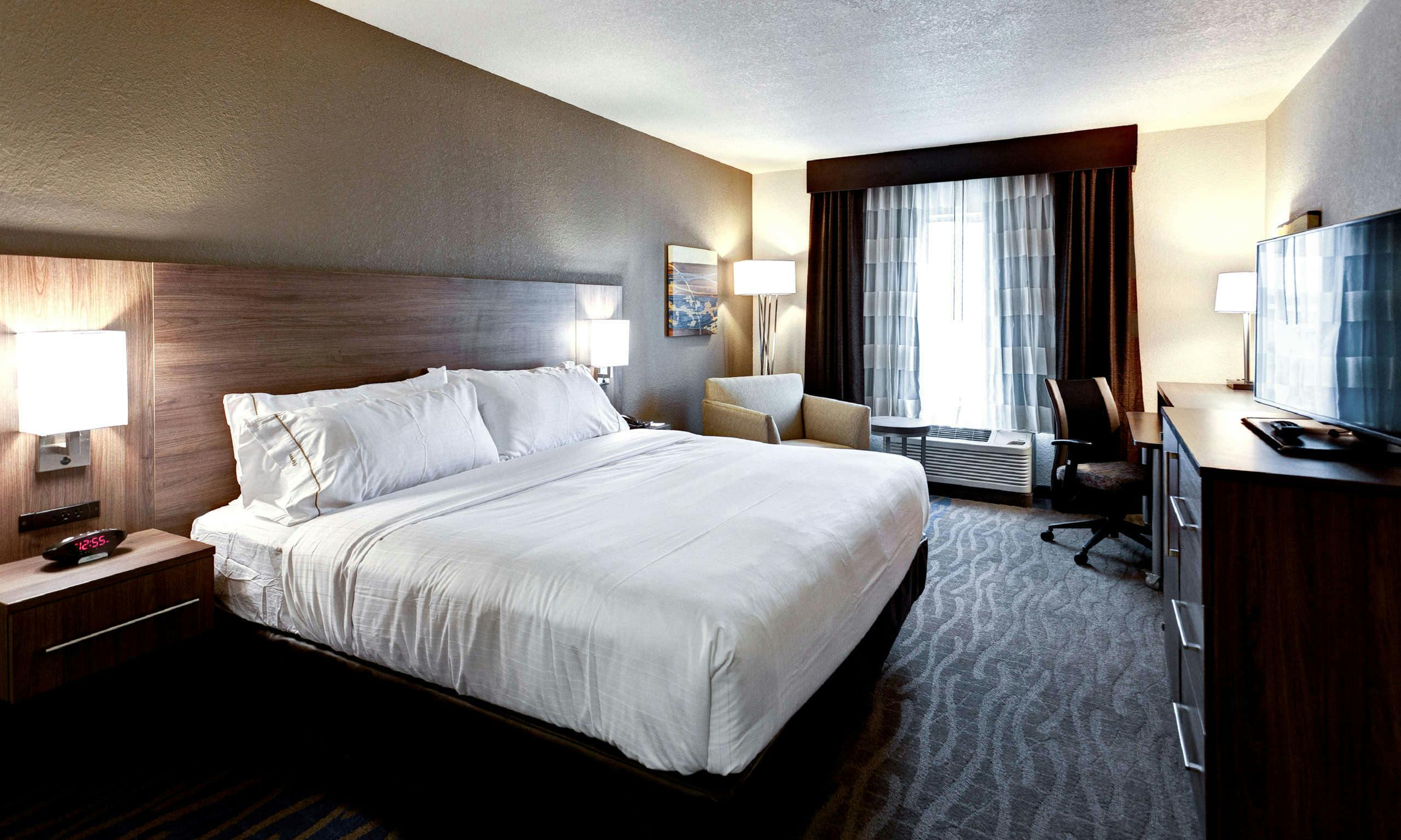 Holiday Inn Express & Suites Great Bend