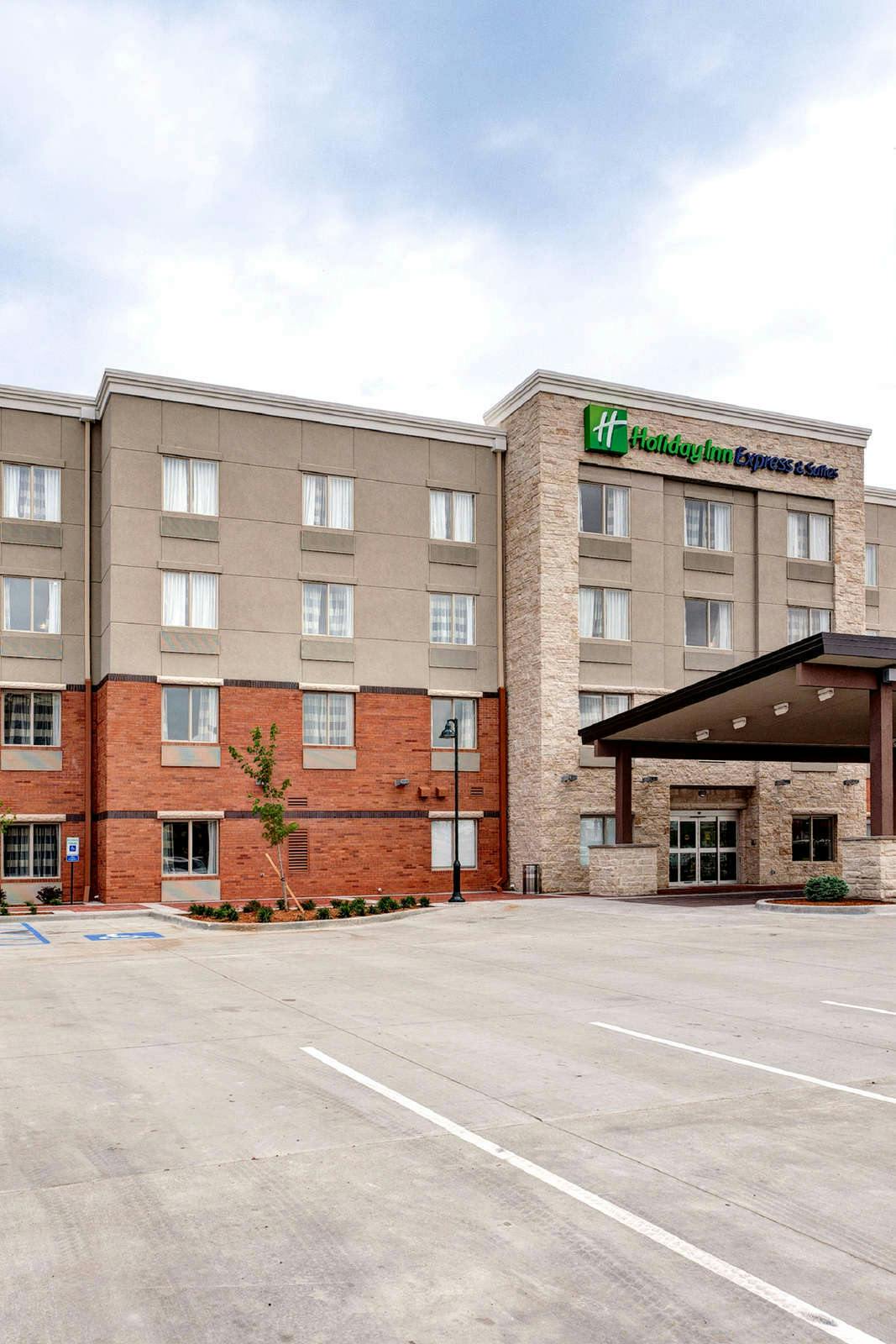 Hotel Holiday Inn Express & Suites Great Bend photo 1