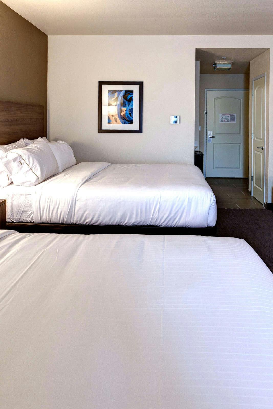 Hotel Holiday Inn Express & Suites Great Bend photo 4