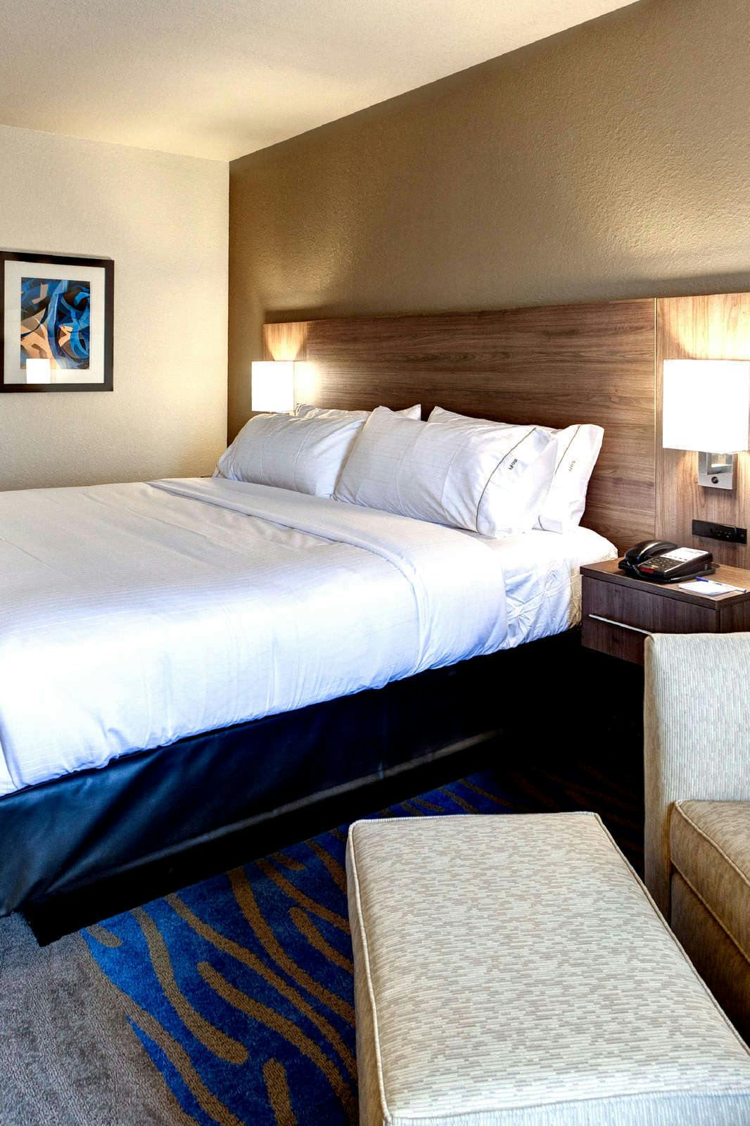 Hotel Holiday Inn Express & Suites Great Bend photo 2