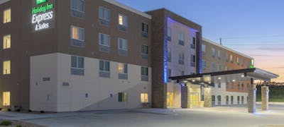 Holiday Inn Express & Suites Lincoln I-80