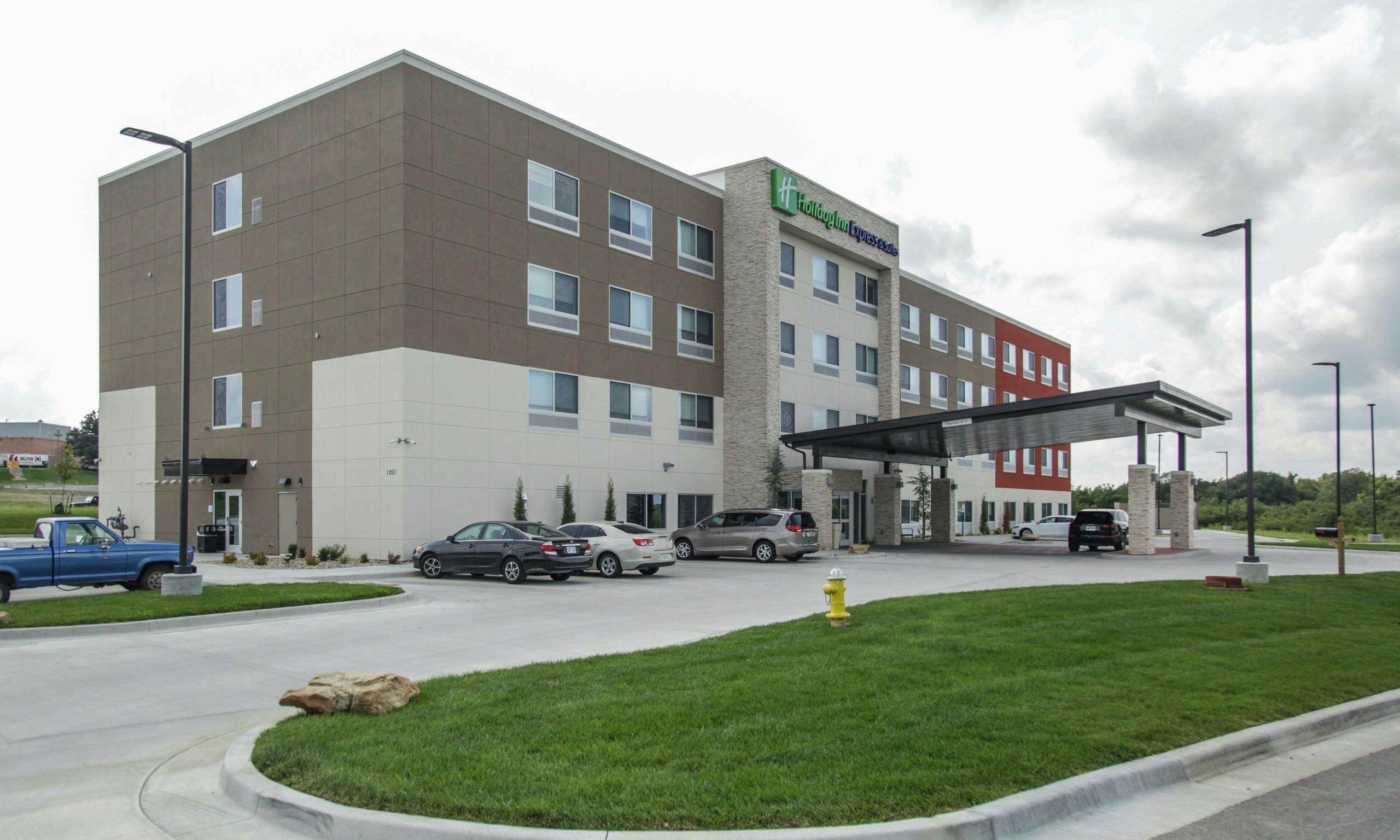 Holiday Inn Express & Suites Kansas City - Lee's Summit