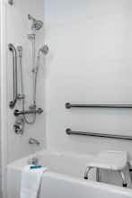 Hotel Holiday Inn Express & Suites Charlotte Airport, an IHG Hotel photo 4