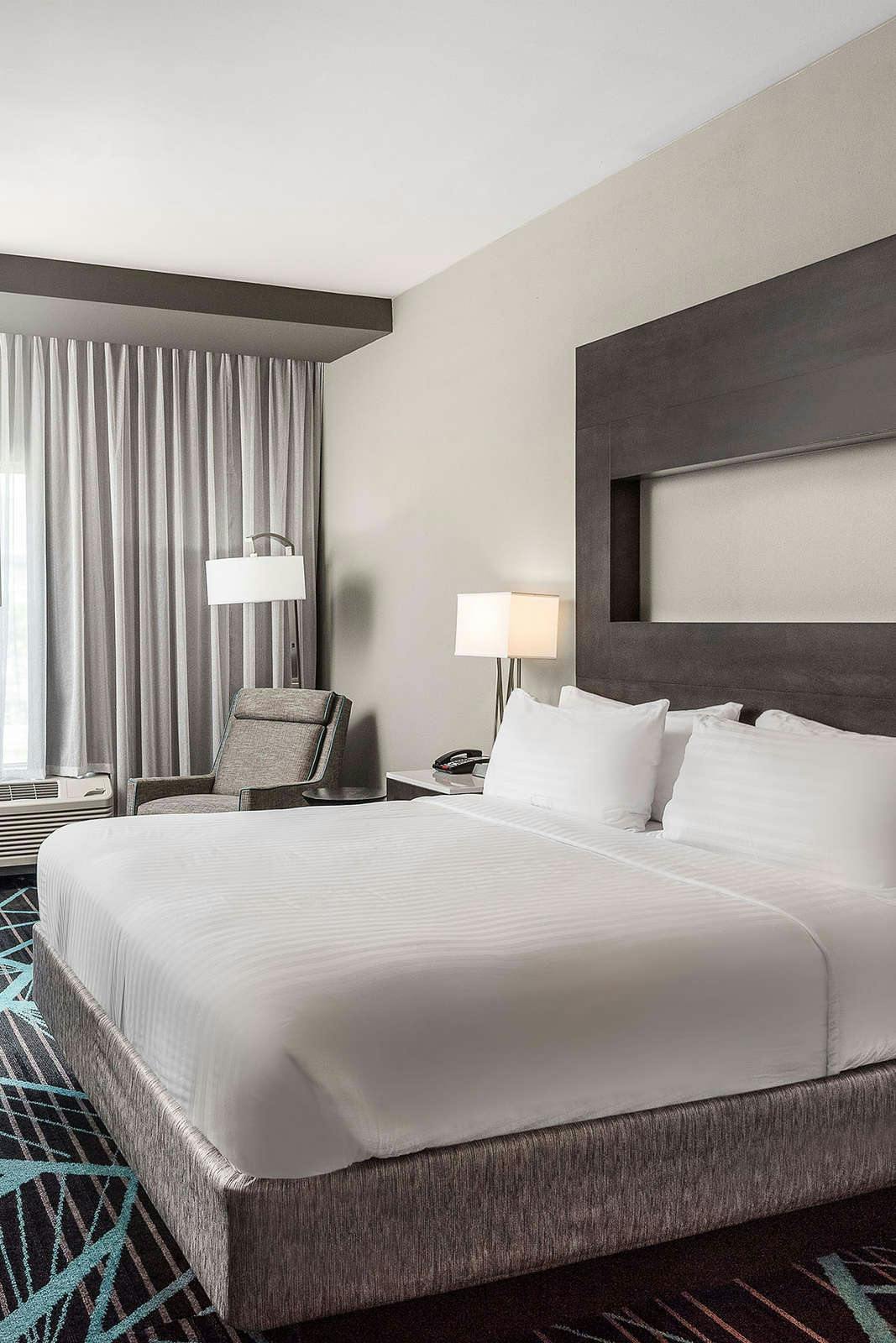 Hotel Holiday Inn Express & Suites Charlotte Airport, an IHG Hotel photo 1