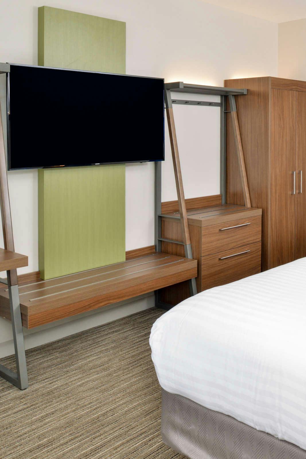 Hotel Holiday Inn Express & Suites Madison photo 3