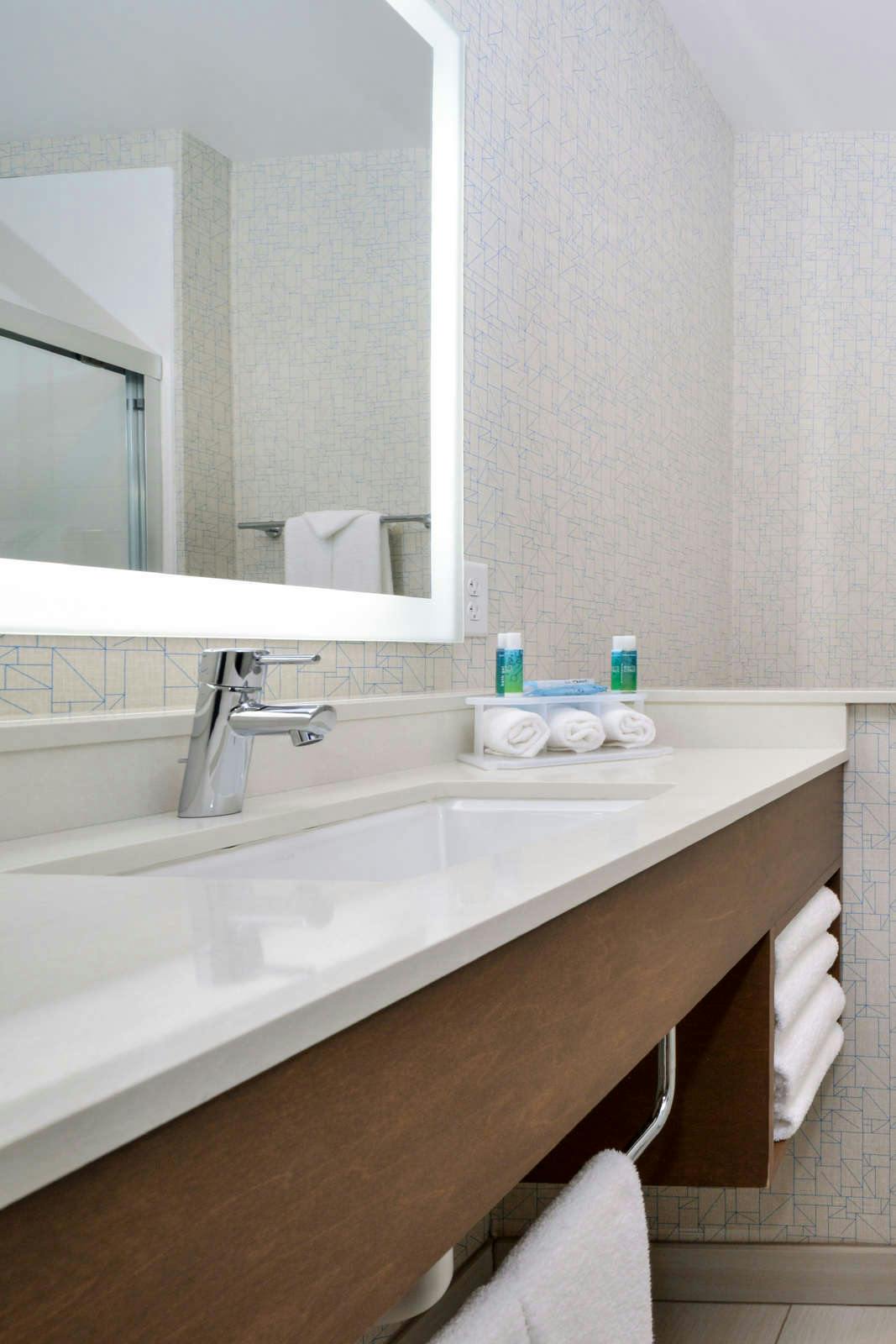 Hotel Holiday Inn Express & Suites Madison photo 4