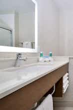 Hotel Holiday Inn Express & Suites Madison photo 4