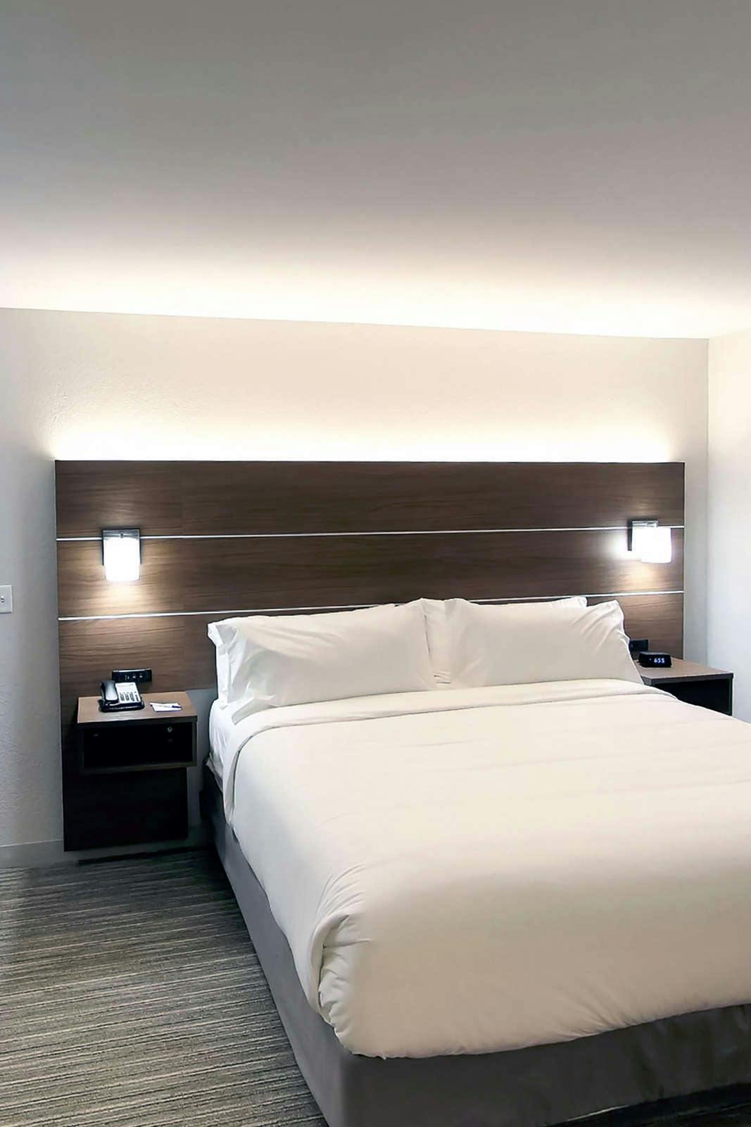 Hotel Holiday Inn Express & Suites Detroit Northwest - Livonia photo 1