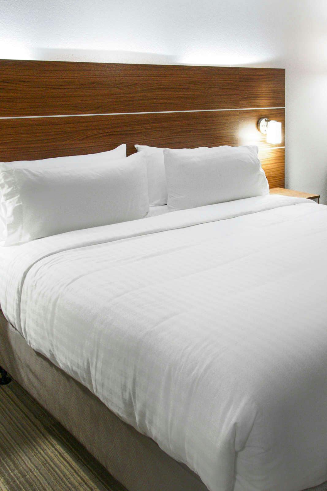 Hotel Holiday Inn Express & Suites Moore photo 4