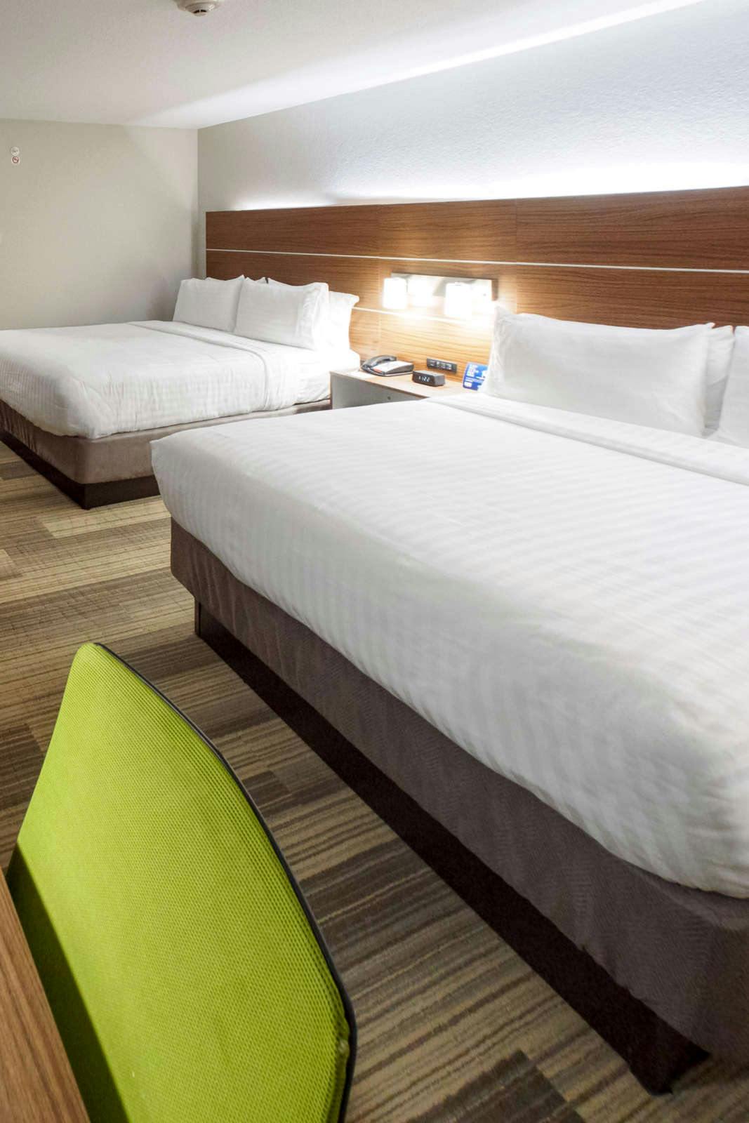 Hotel Holiday Inn Express & Suites Moore photo 2