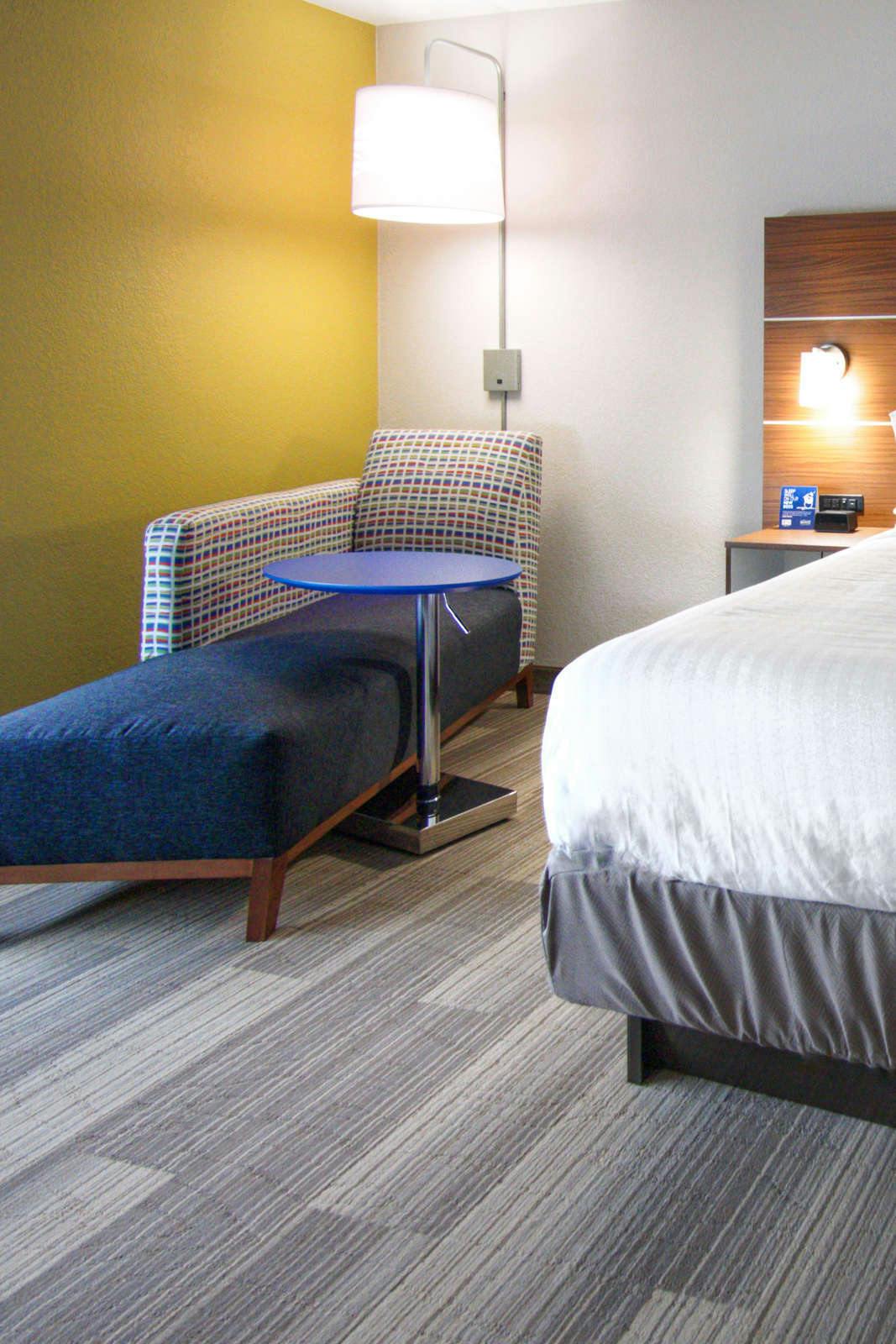 Hotel Holiday Inn Express & Suites Moore photo 5