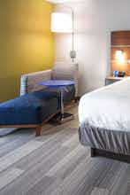 Hotel Holiday Inn Express & Suites Moore photo 5