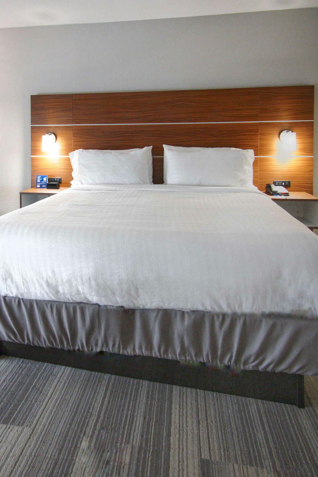 Hotel Holiday Inn Express & Suites Moore photo 3