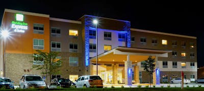 Holiday Inn Express & Suites Omaha Millard Area
