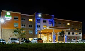 Holiday Inn Express & Suites Omaha Millard Area