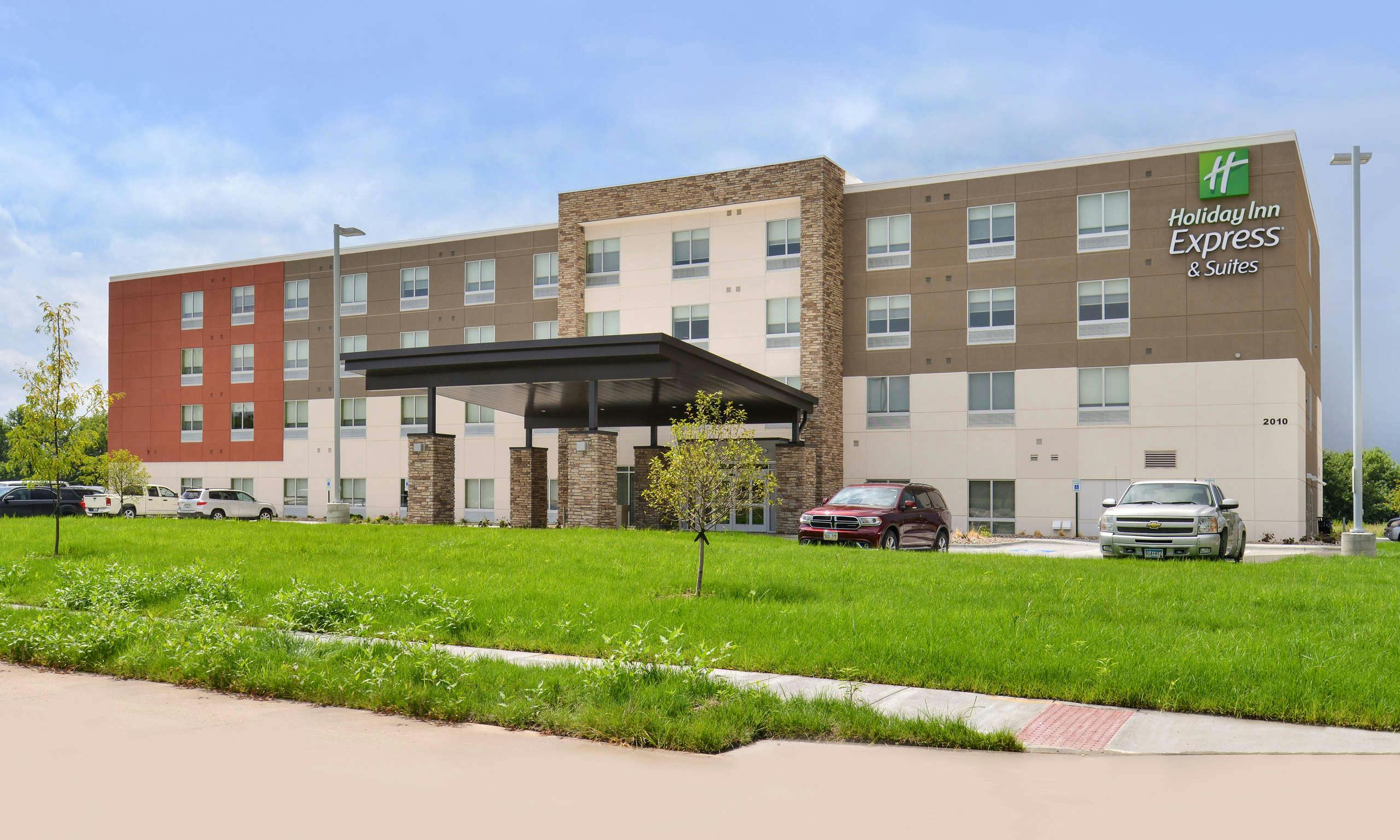 Holiday Inn Express & Suites Omaha Airport