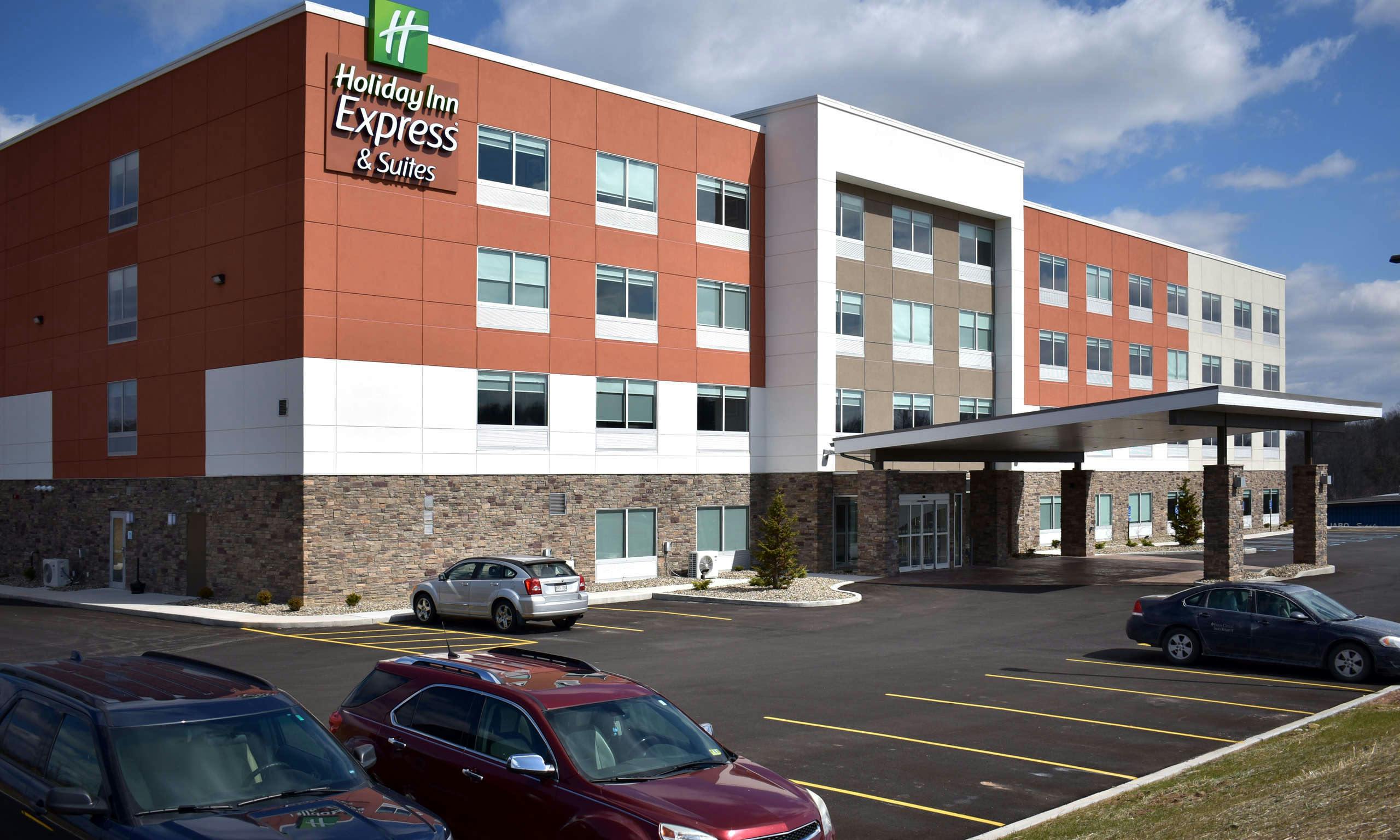 Holiday Inn Express & Suites Parkersburg East