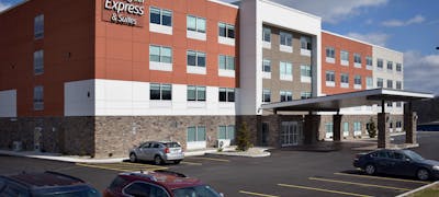 Holiday Inn Express & Suites Parkersburg East