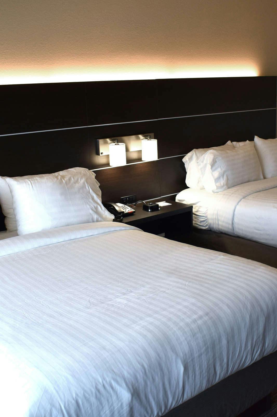 Hotel Holiday Inn Express & Suites Parkersburg East photo 3