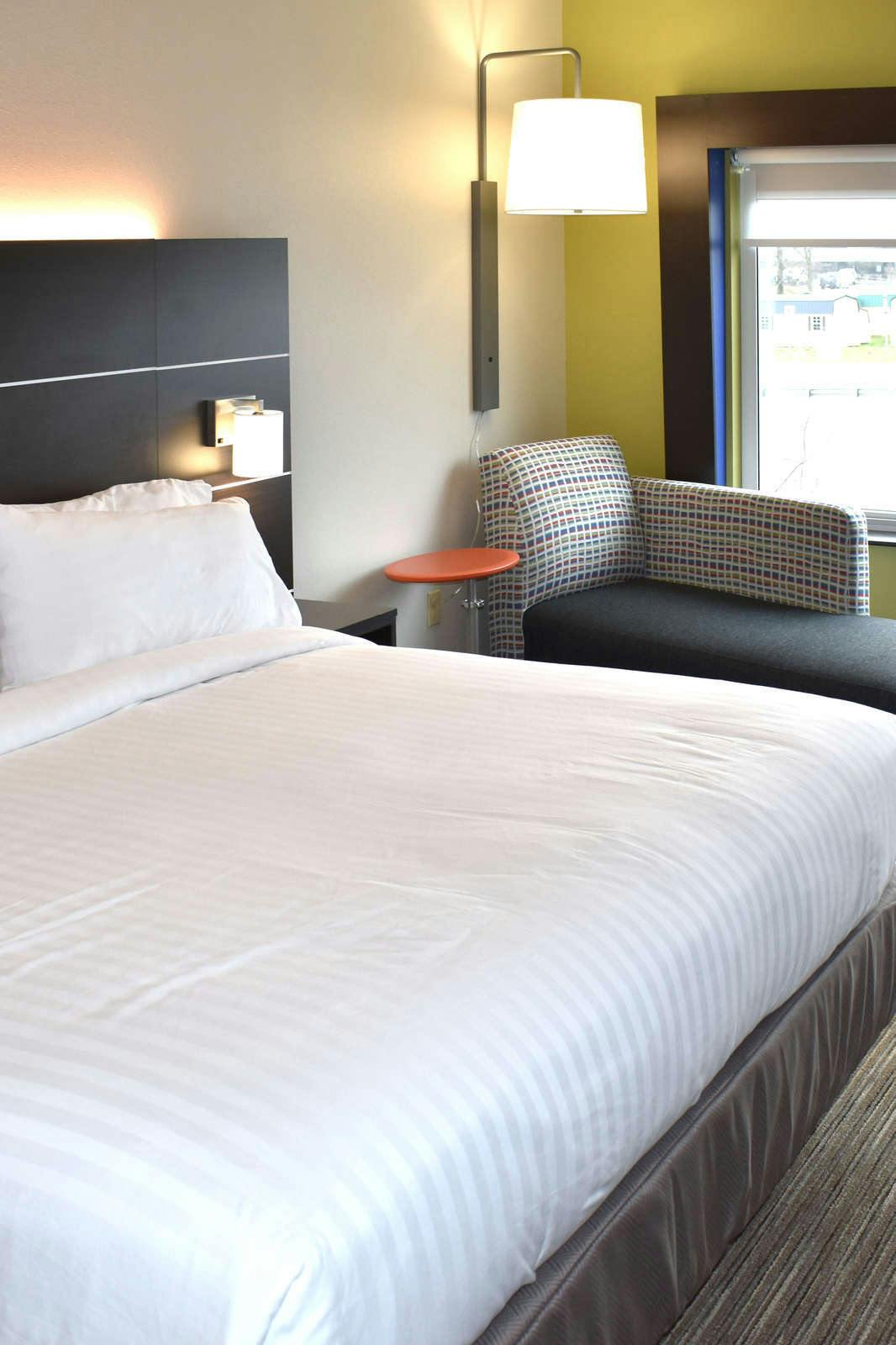 Hotel Holiday Inn Express & Suites Parkersburg East photo 1