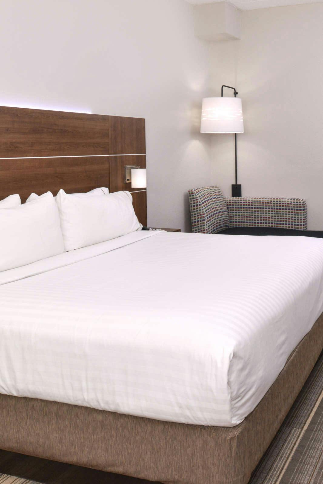 Hotel Holiday Inn Express & Suites Raleigh NE - Medical Center Area photo 3