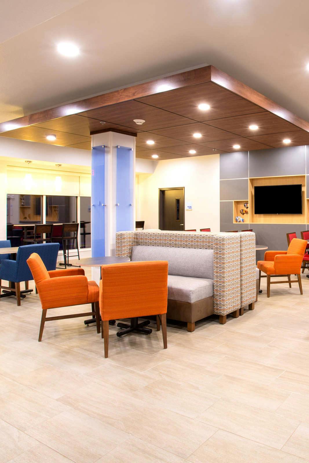 Hotel Holiday Inn Express & Suites Rapid City - Rushmore South photo 1