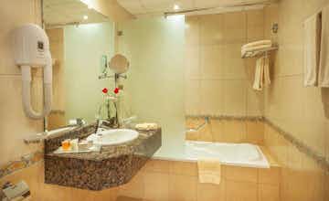 Hotel Golden Tulip Sharjah photo 2