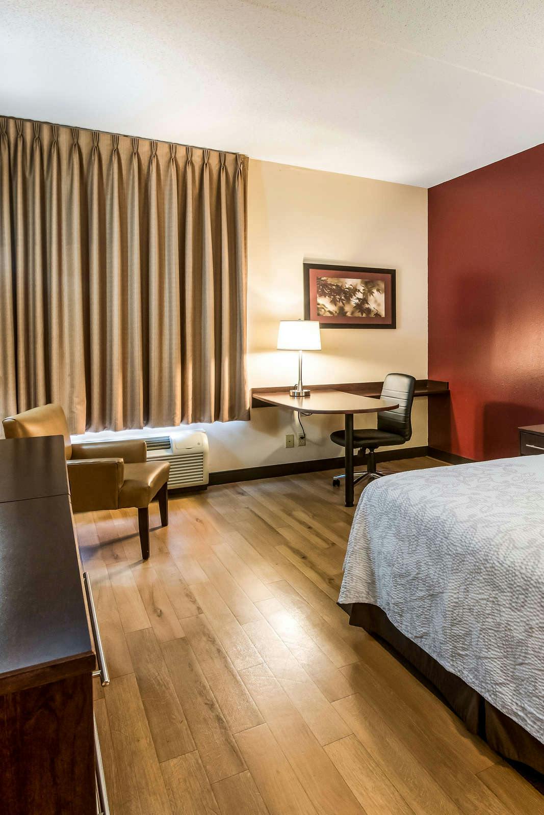 Hotel Red Roof PLUS+ Long Island – Garden City photo 2