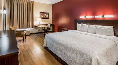 Red Roof PLUS+ Long Island – Garden City