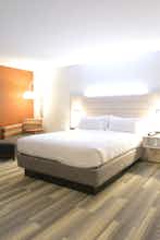 Hotel Holiday Inn Express & Suites Toledo West photo 1