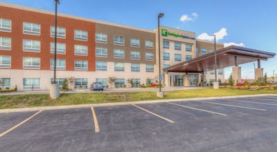 Holiday Inn Express & Suites Tulsa Midtown