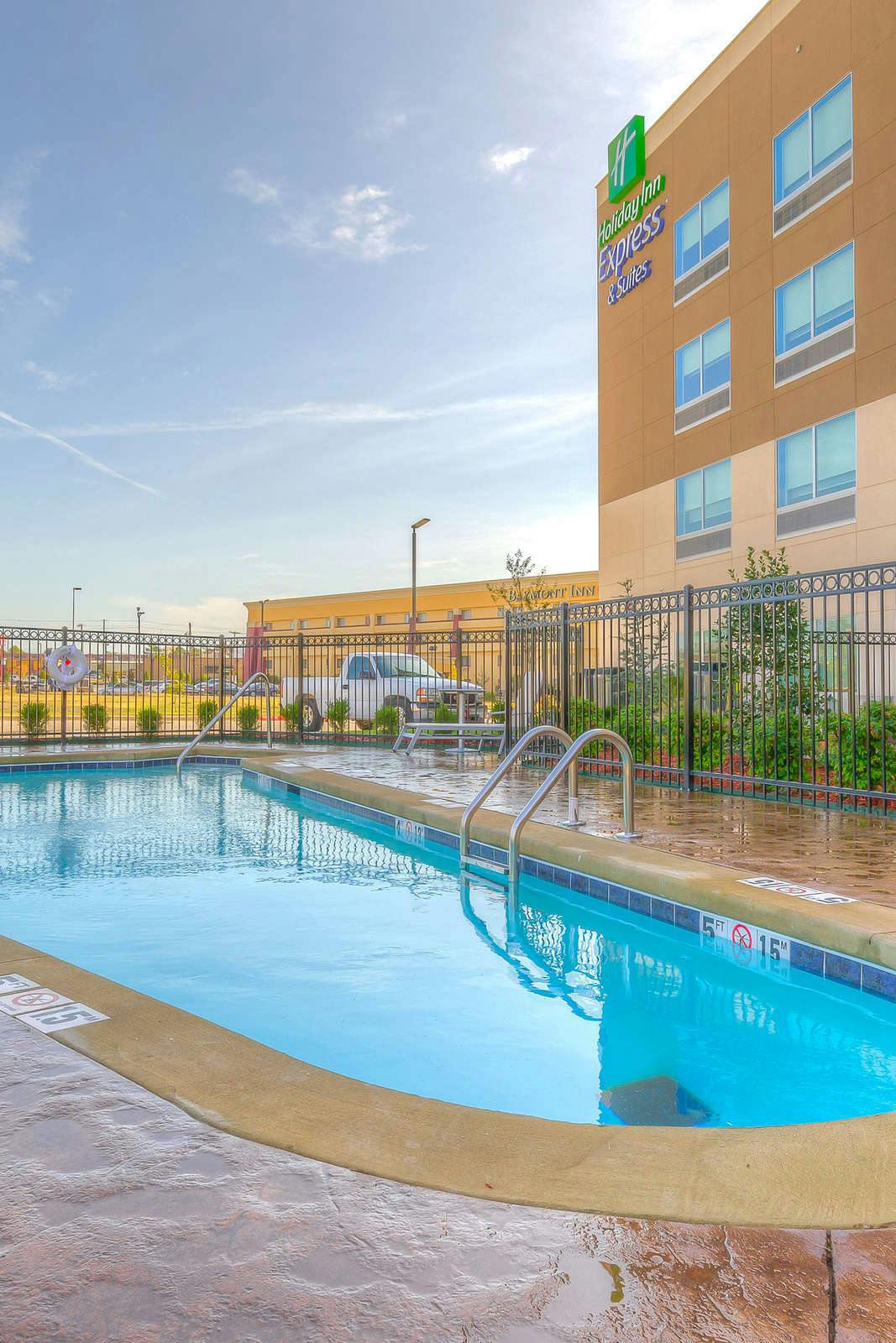 Hotel Holiday Inn Express & Suites Tulsa Midtown photo 1