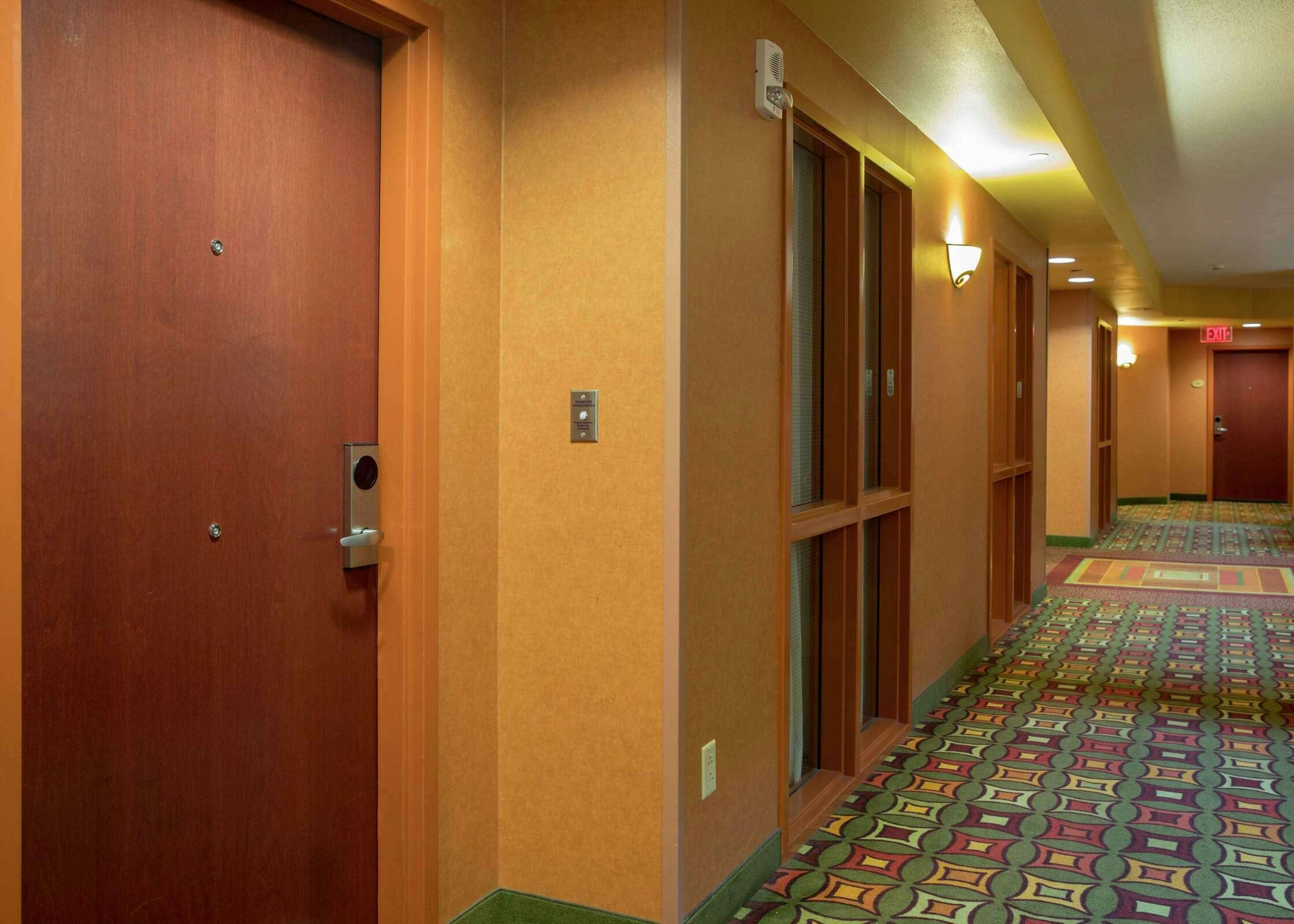 Hotel Embassy Suites by Hilton Hampton Convention Center photo 2