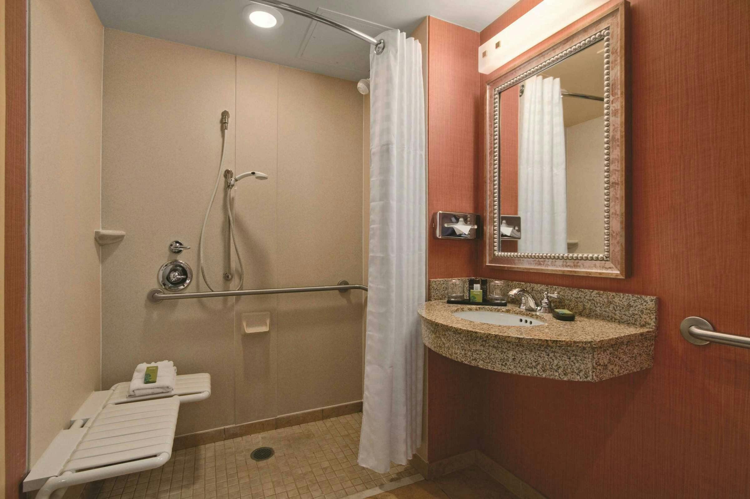 Hotel Embassy Suites by Hilton Hampton Convention Center photo 4