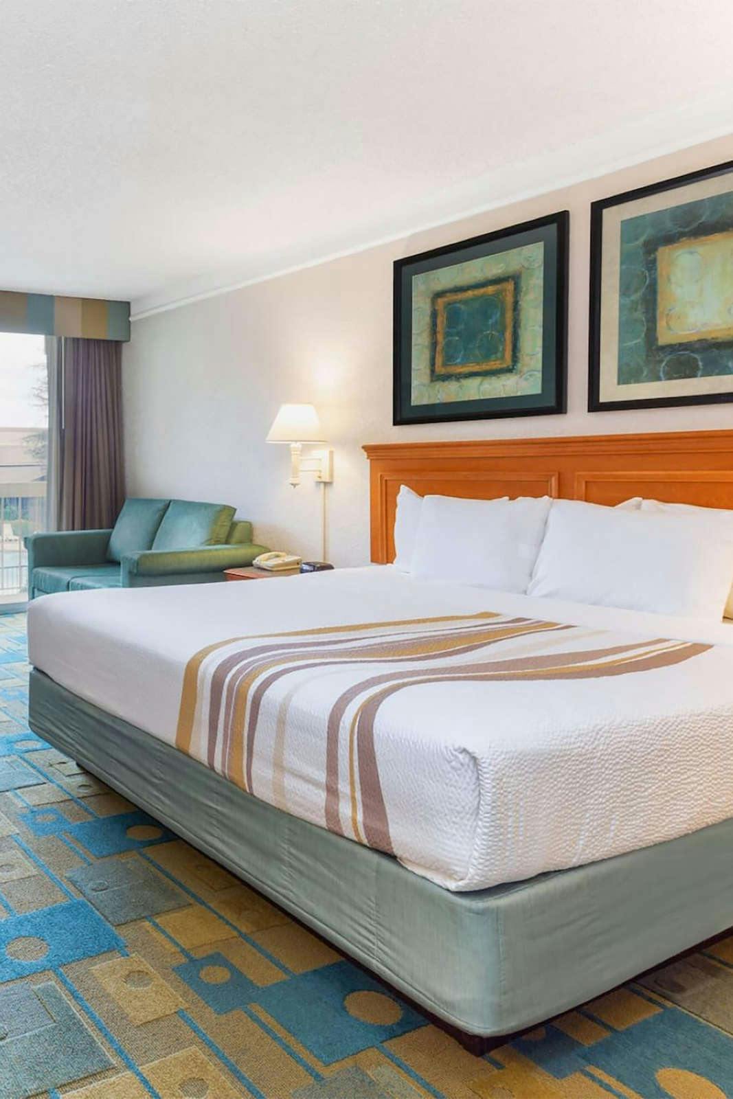 Hotel La Quinta Inn & Suites by Wyndham Redding photo 3