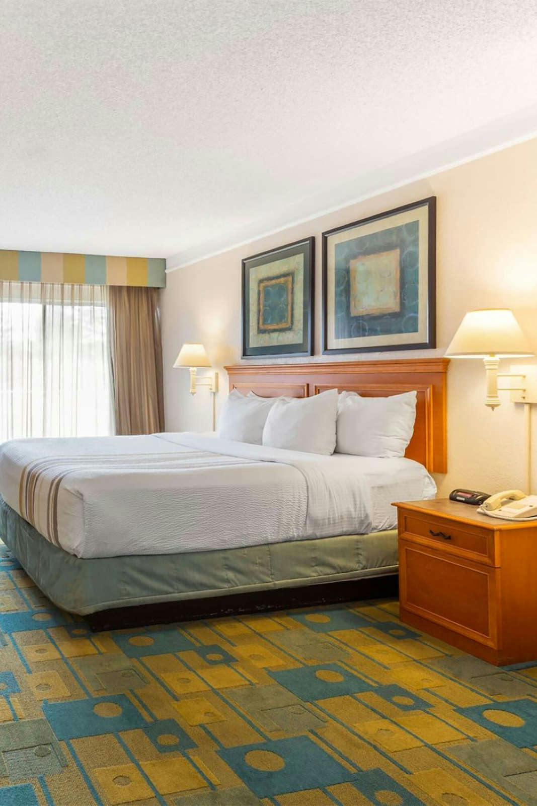 Hotel La Quinta Inn & Suites by Wyndham Redding photo 1