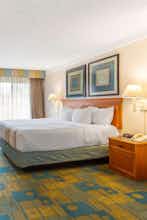 Hotel La Quinta Inn & Suites by Wyndham Redding photo 1