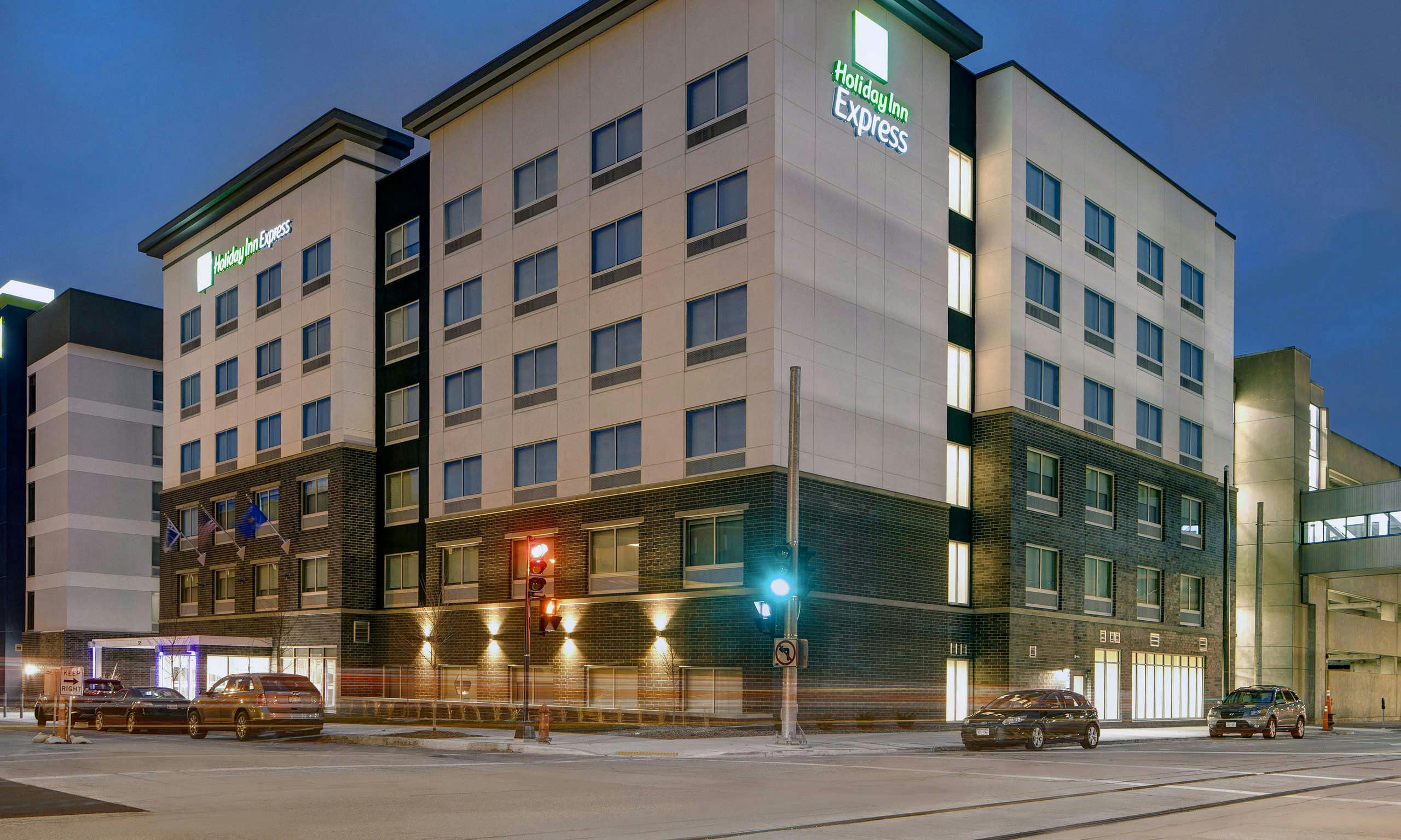 Holiday Inn Express Milwaukee Downtown, an IHG Hotel, Milwaukee ...