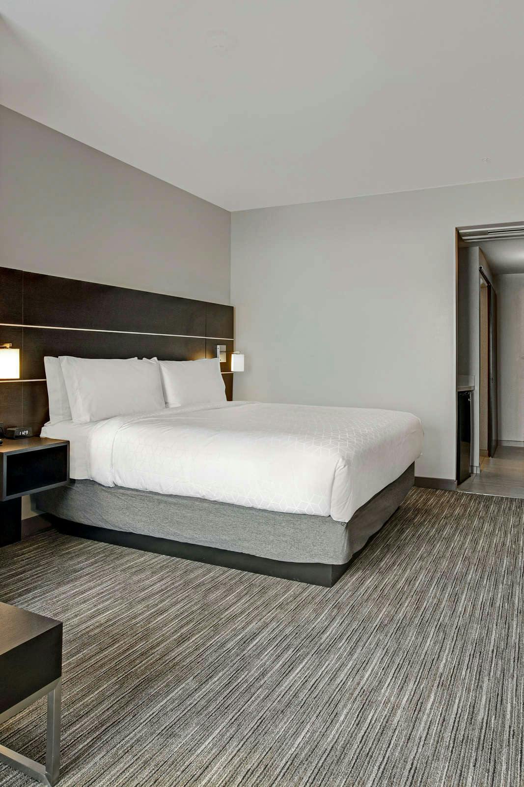 Hotel Holiday Inn Express & Suites Milwaukee - Brookfield, an IHG Hotel photo 1