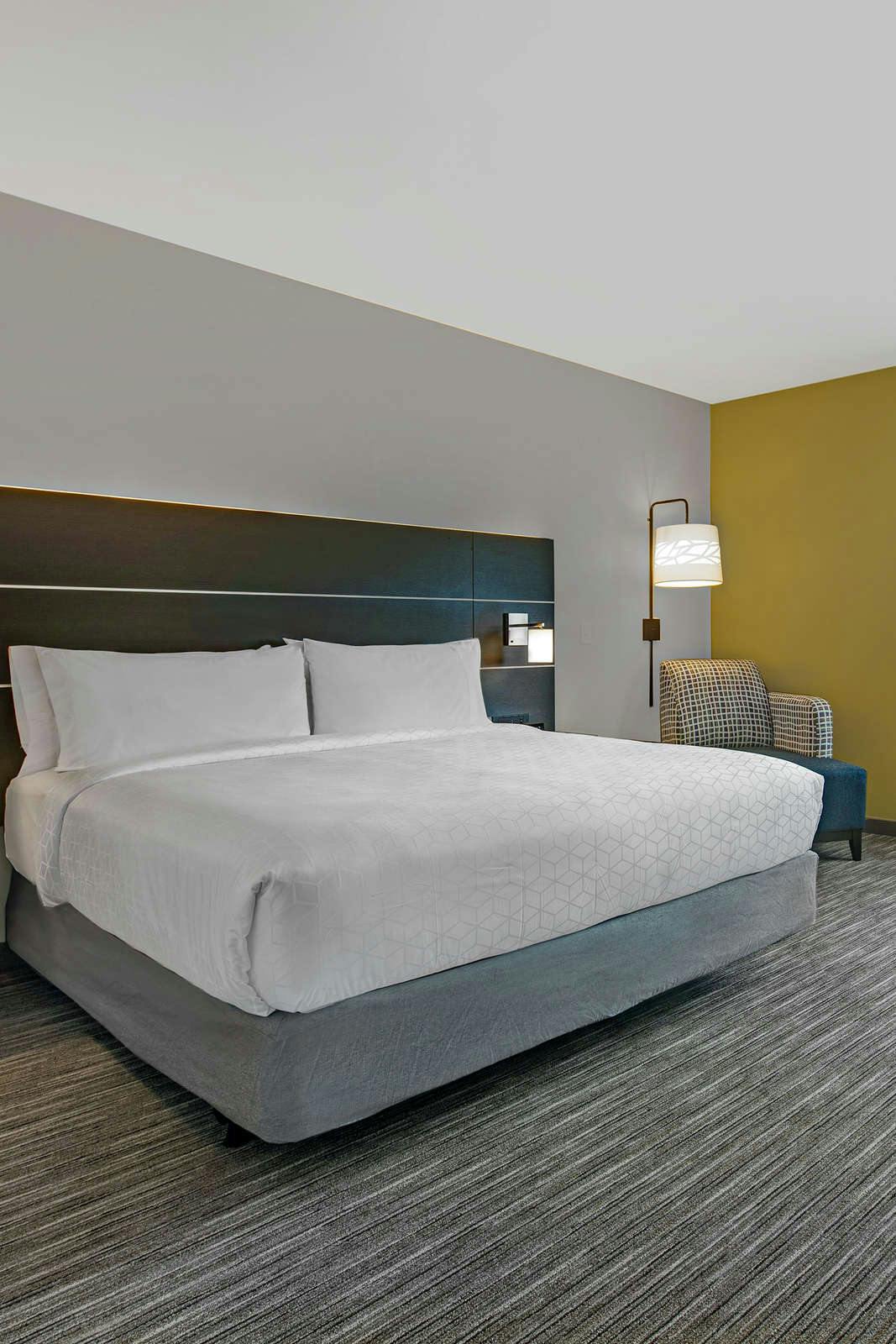 Hotel Holiday Inn Express & Suites Milwaukee - Brookfield, an IHG Hotel photo 3