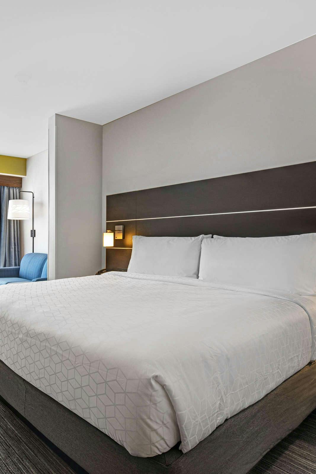 Hotel Holiday Inn Express & Suites Milwaukee - Brookfield, an IHG Hotel photo 4