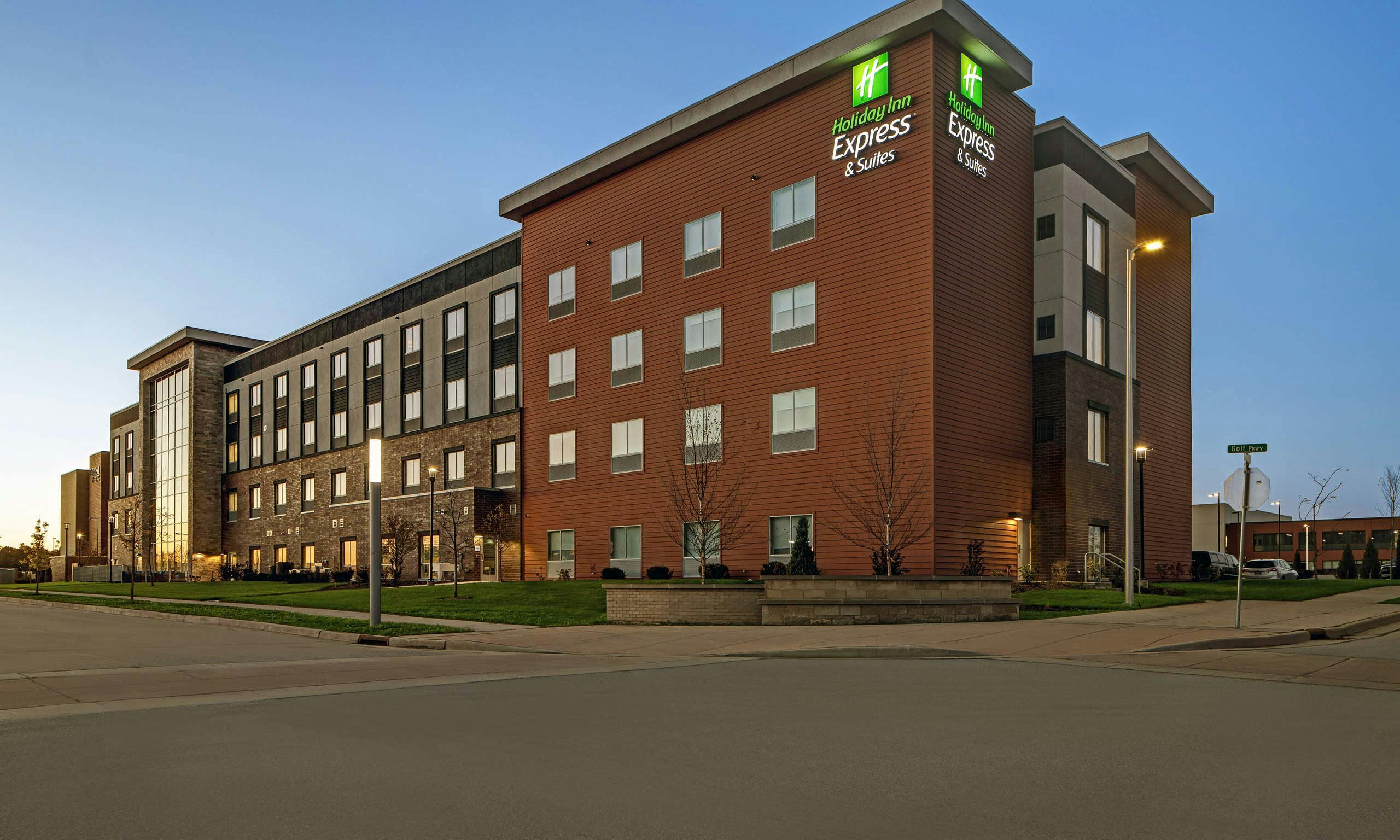 Holiday Inn Express & Suites Milwaukee - Brookfield, an IHG Hotel