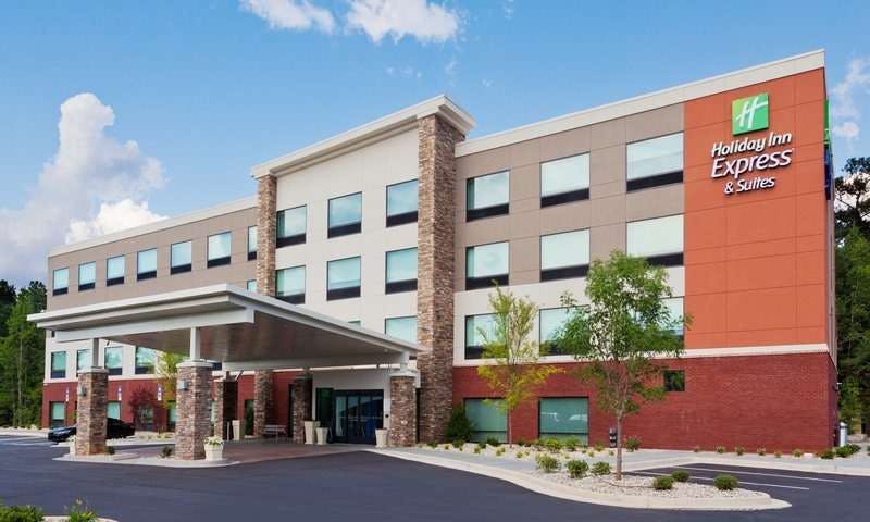 Holiday Inn Express & Suites Fayetteville