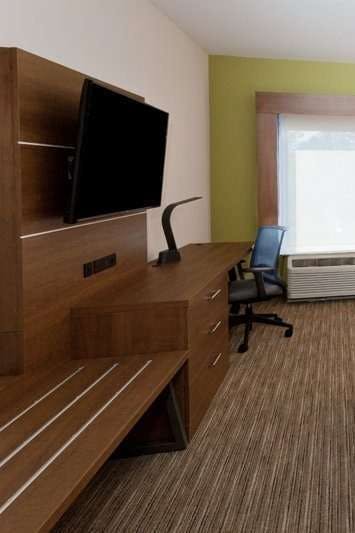 Hotel Holiday Inn Express & Suites Fayetteville photo 3