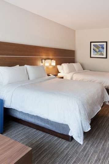 Hotel Holiday Inn Express & Suites Fayetteville photo 2