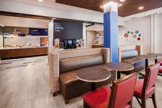 Hotel Holiday Inn Express & Suites Atlanta Tucker Northlake photo 1