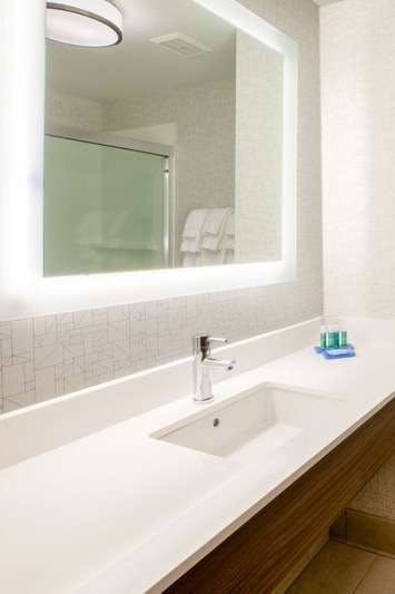 Hotel Holiday Inn Express & Suites Bardstown photo 5